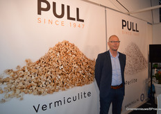 Piet Mertens at the stand of Pull Rhenen between vermiculite and perlite.